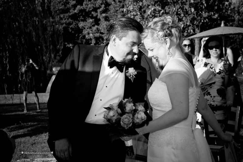 groom, bride, wedding, tuscany, getting married in italy, wedding photography, destination wedding, Chianti wedding, Chianti wedding, irish wedding, San Gimignano wedding, Fotostradafacendo, Samantha Pennini