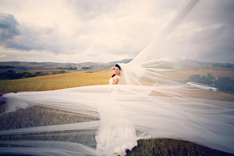 groom, bride, wedding, tuscany, getting married in italy, wedding photography, Chianti wedding, Volterra wedding, fotografo matrimonio, Fotostradafacendo, Samantha Pennini, veil