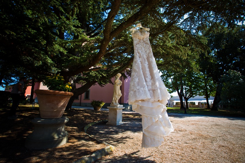 groom, bride, wedding, tuscany, getting married in italy, wedding photography, Pisa wedding, country wedding, fotografo matrimonio, Fotostradafacendo, Samantha Pennini, wedding dress, Torre a Cenaia